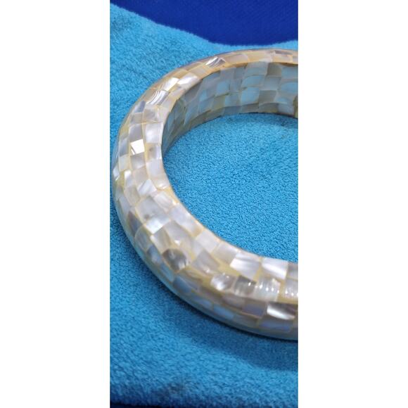 Inlaid Mother Of Pearl mosaic cream color bangle bracelet- mint condition! - Picture 2 of 7